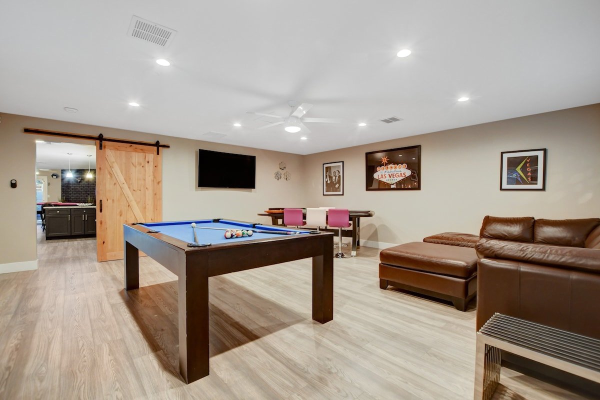 Close to Strip! Pool | Spa | Roulette Table | Golf gallery image 4