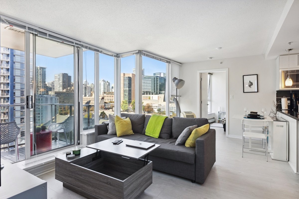 Steps to BC Place l Pool/Hot Tub gallery image 3