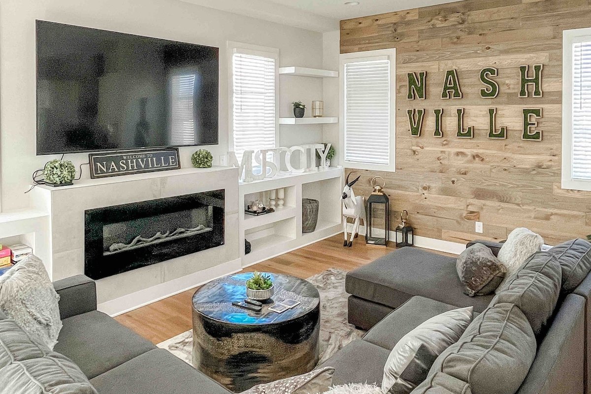 6 Beds! Music City Rooftop! Country Star Murals! gallery image 2