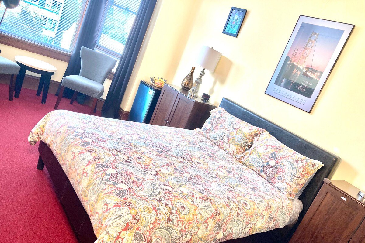 Elegant Victorian Flat gallery image 4