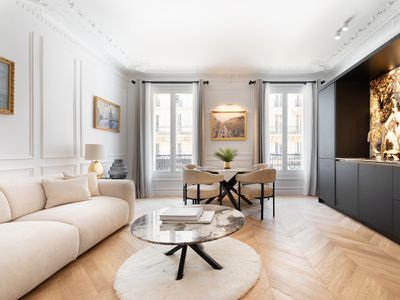An Exceptional 3-BR/3Ba with Services – Opéra