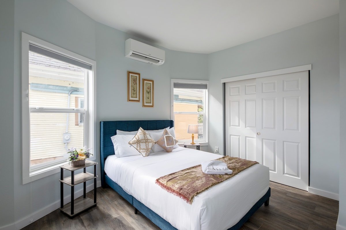 Bright & Airy 4b3b Upper unit @ Capital Hill gallery image 3