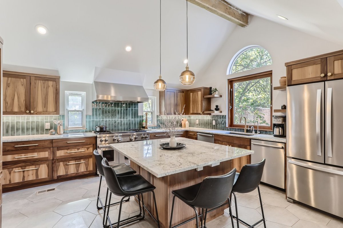 Charming Tudor Home- Hot Tub-Family Friendly