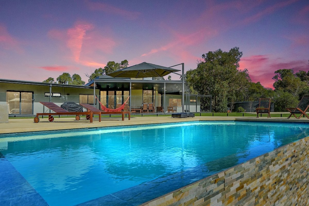 Gorgeous home with Infinity Pool & Fireplace gallery image 3