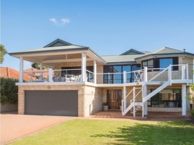 Beachfront/ 7 bedroom / 3 lounges / Walk to town