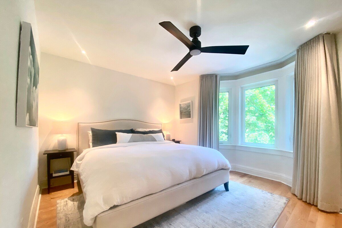 Cozy 2+1BD Leslieville home w parking & backyard gallery image 5