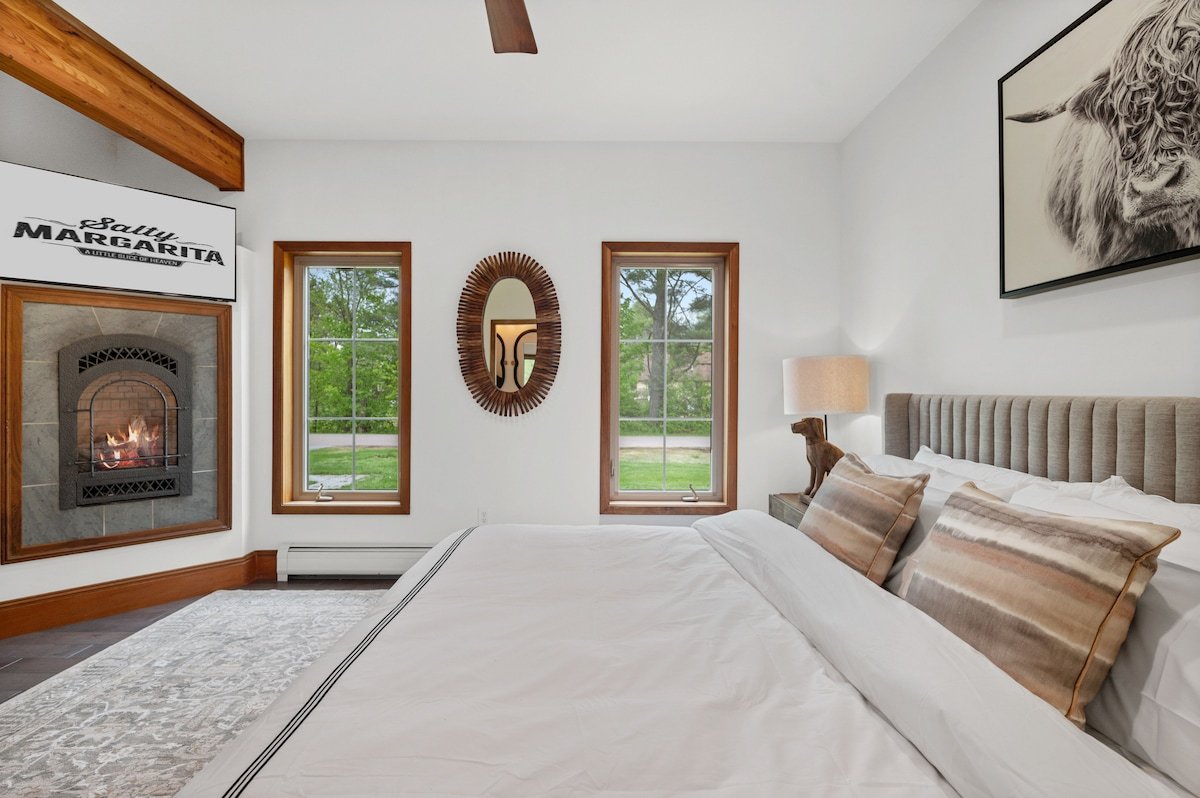 Luxury 4BR Chalet/Hot Tub, Sauna + Shuttle Access gallery image 4