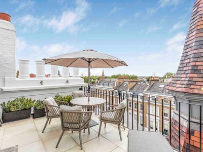 Penthouse with stunning views and great location!