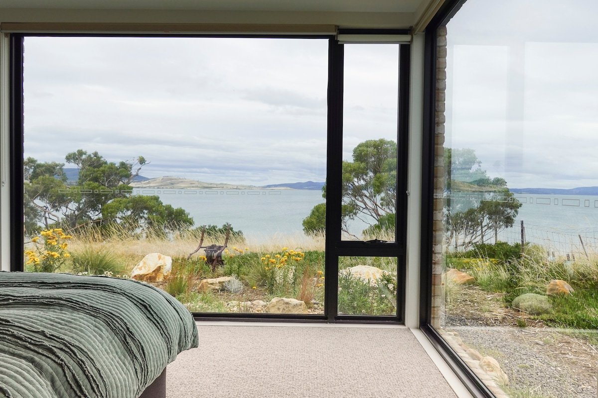 Waterfront ‘Tupelo’ with Sauna on Primrose Point gallery image 5