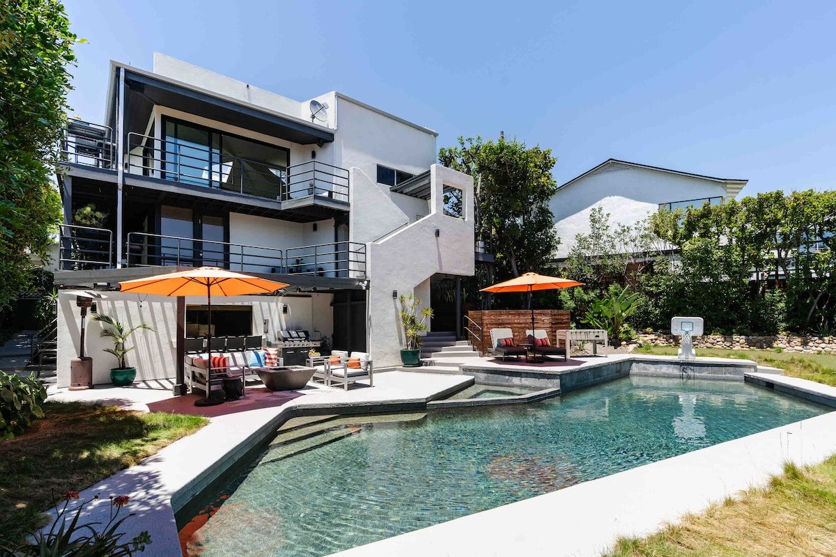 Sophisticated Designer Home w/ Guest House & Pool! gallery image 5