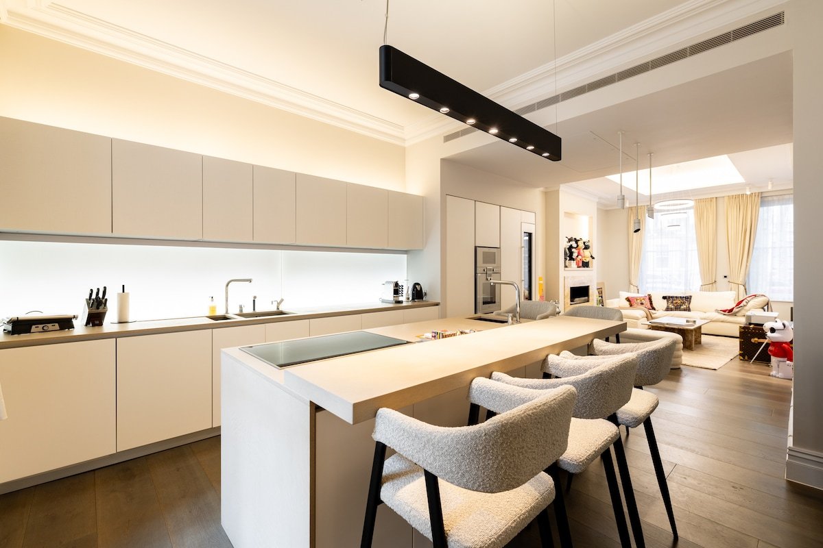 J-LUXCornelia 3-Bedroom Designer Flat – 1750 Sq F gallery image 4