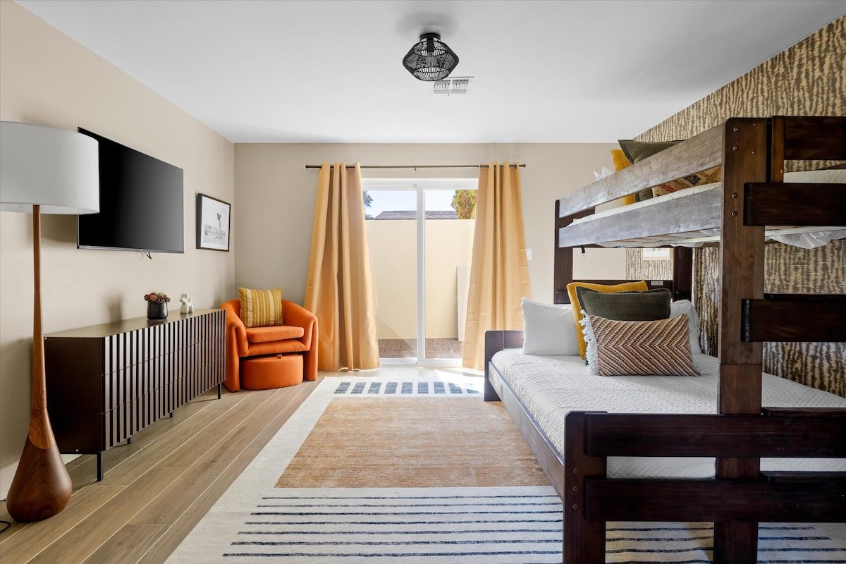 TOP Luxe BnB: 7BR | Pickleball Court | Heated Pool gallery image 4