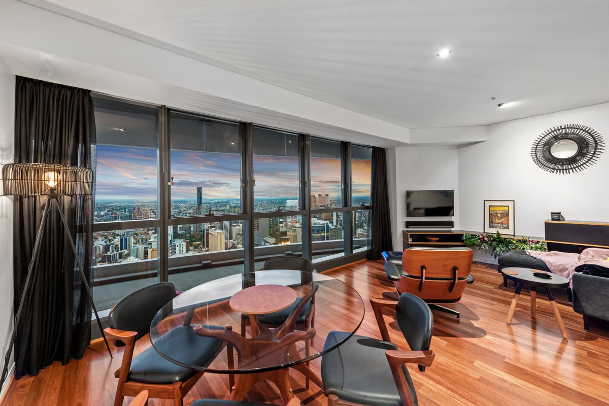 Skyhigh Executive! ~ 2Bed/2Bath/1Car/Views ~ CBD