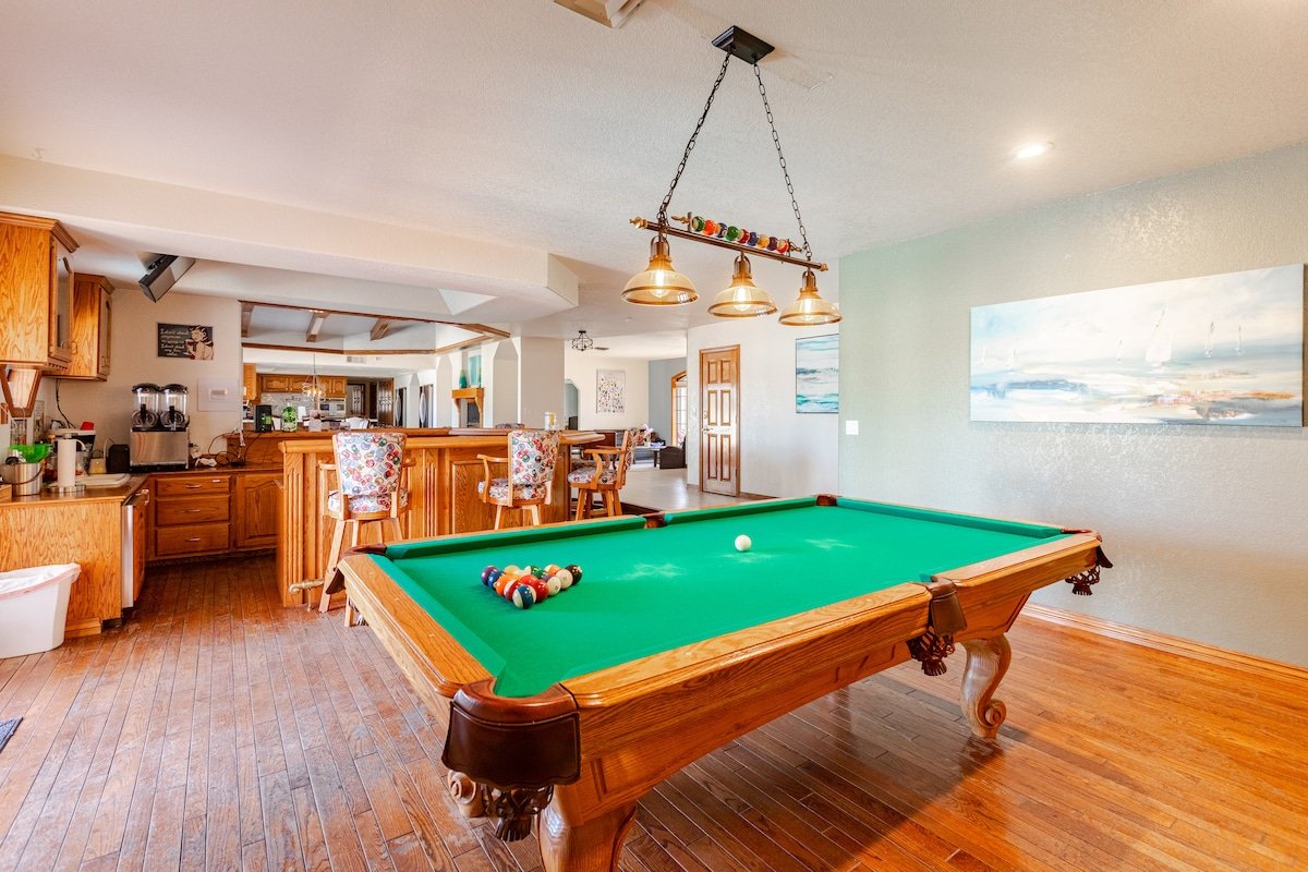 r 4200 ft.² Estate with large pool! Owner operated gallery image 4