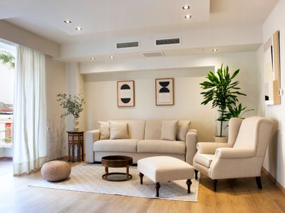 Gracious-With Balcony 2Bd/3Ba Apt – Ideal Location