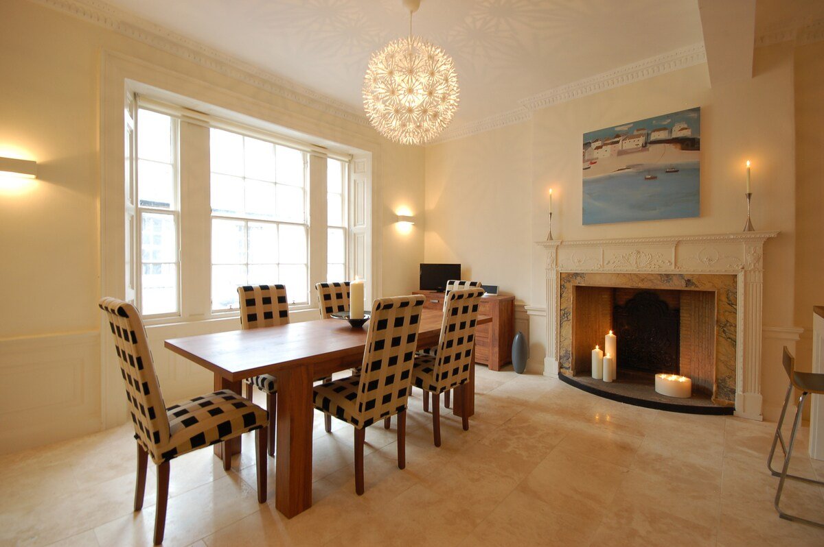 Luxury City Centre Four Bedroom Townhouse gallery image 5
