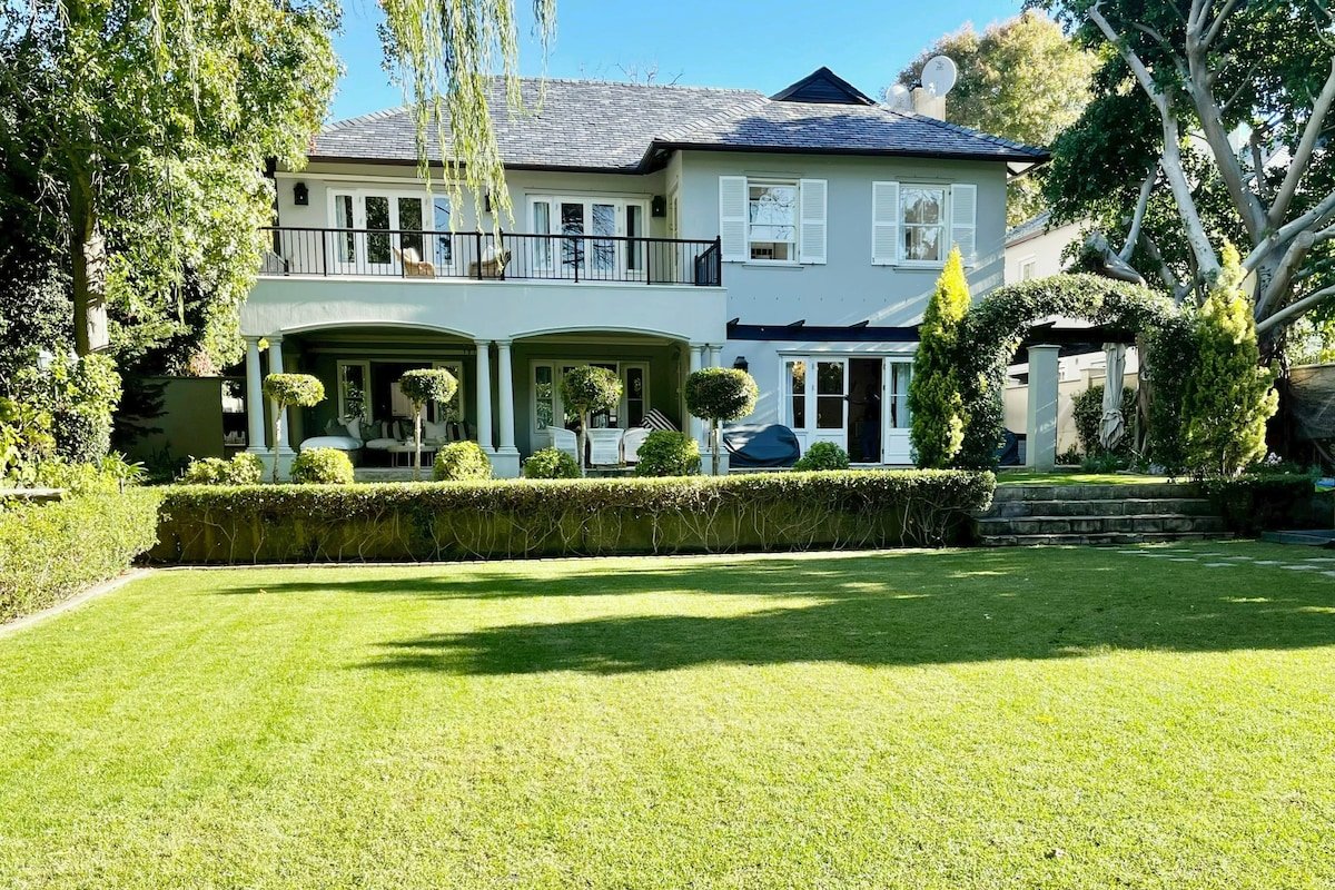 Beautiful family home in Constantia gallery image 2
