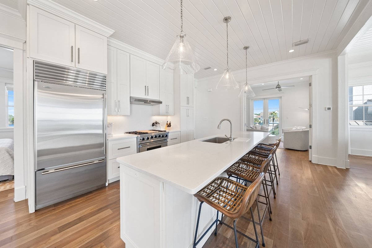 Gulf-front retreat w/private pool + beach access gallery image 5