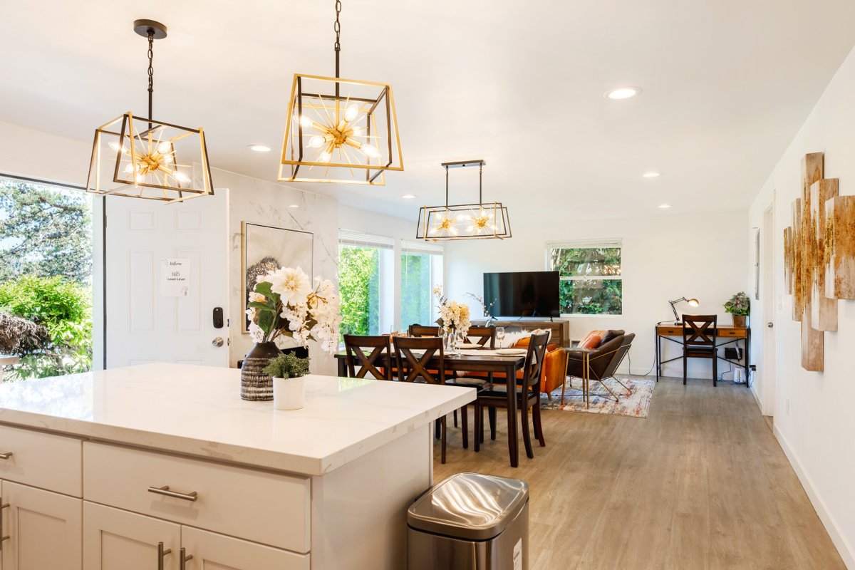 3b2b Lower Unit w/ Gorgeous Green Lake View