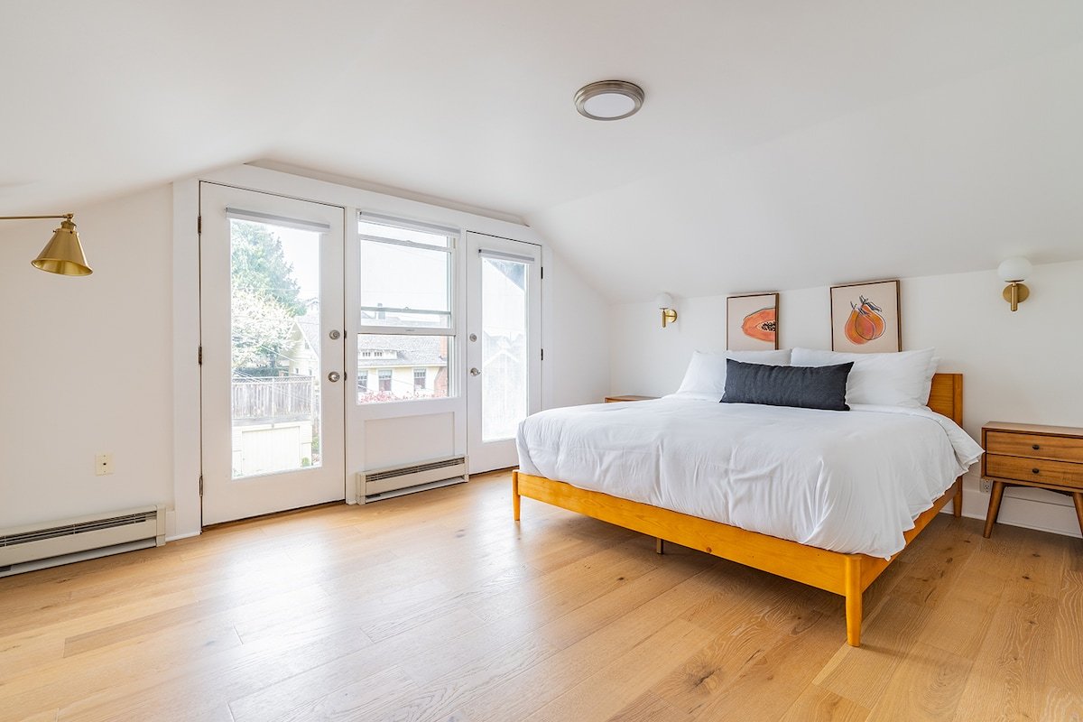 Stylish 7BR Retreat in Queen Anne | Sleeps 14 gallery image 3