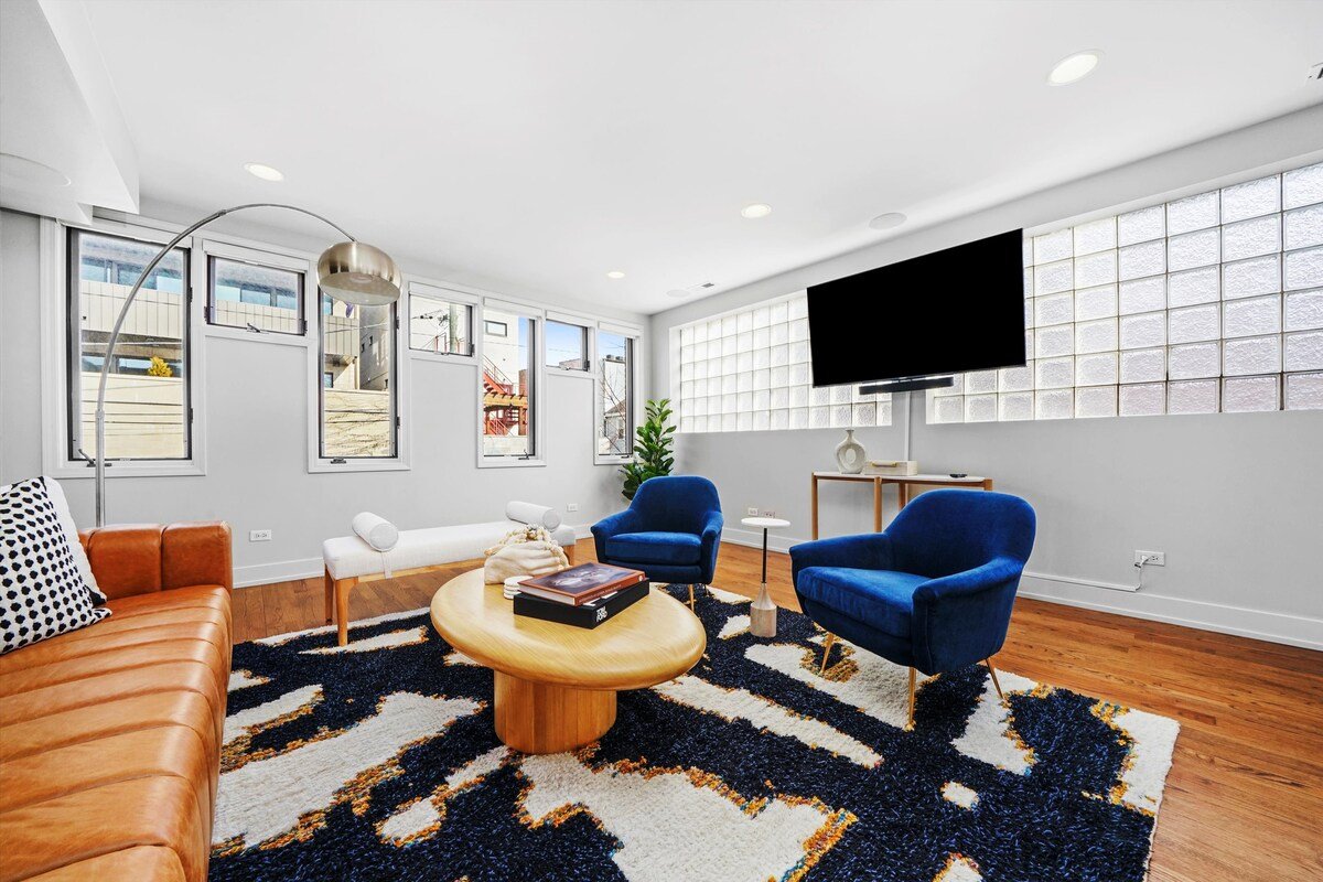 Spacious NEW modern single-family home downtown gallery image 3