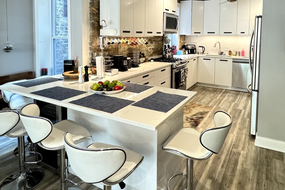 Luxury Lincoln Park Retreat 2BR 2LR Dublex gallery image 5