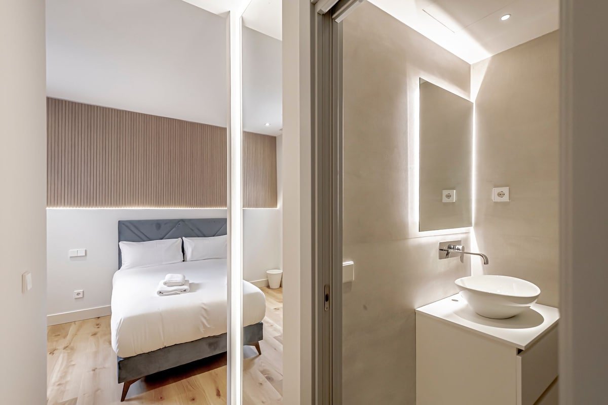 Stylish 5BR Flat w/ terrace gallery image 4