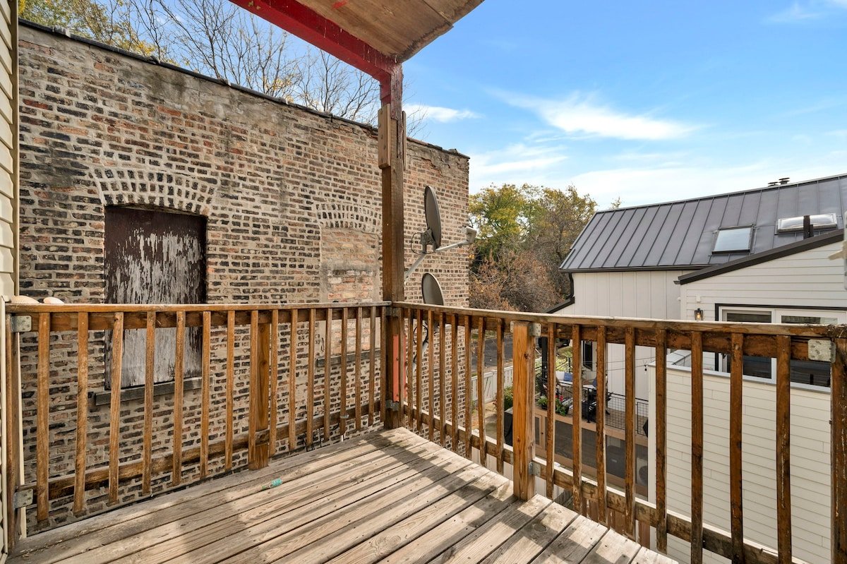 Charming & Cozy 4BD Retreat Steps to Wrigley Field gallery image 4