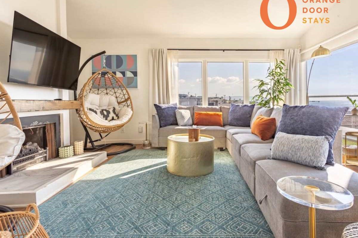 Large Ocean View Apartment | Balcony & Parking gallery image 5