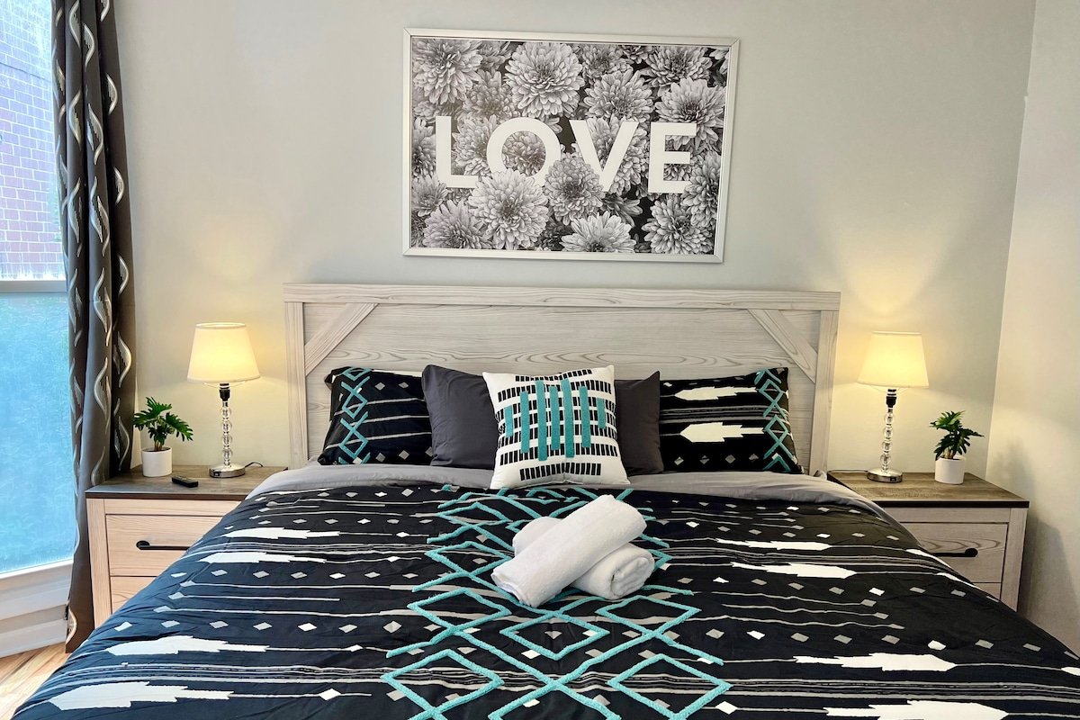 Location! 5 beds house with Parking and Patio! gallery image 3