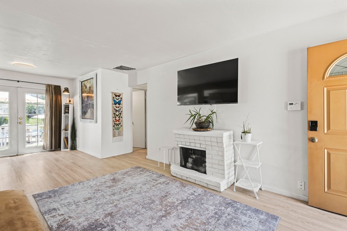 Petals 4 Pollinators | Peaceful Stay in Denver gallery image 4