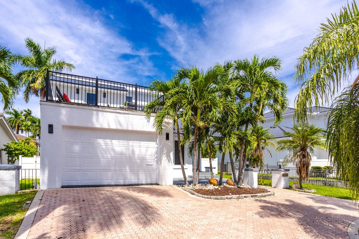 Luxury 5BR/3BA Villa Walk to Hollywood Beach gallery image 4