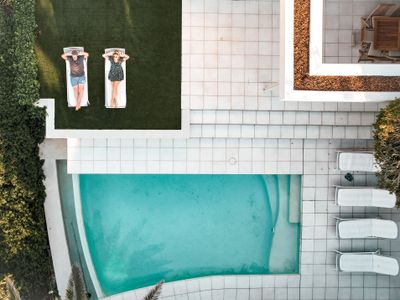 CampsBay Villa, large pool, by beach, view, garden