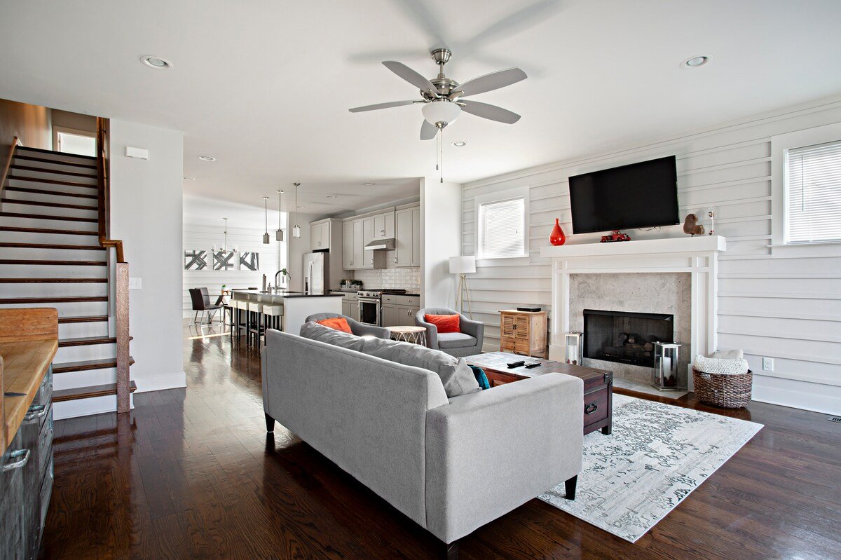 Huge Rooftop Retreat | Walk to Bars and Dining gallery image 5