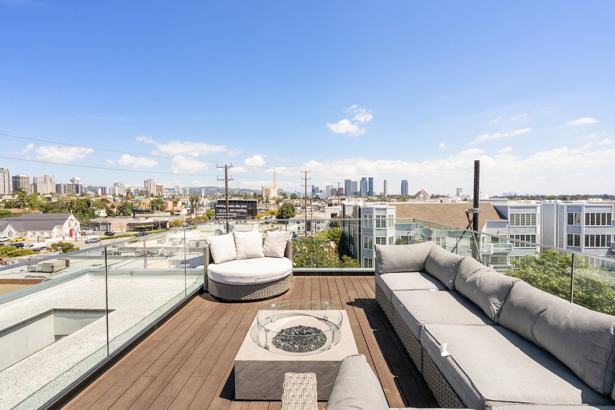 Luxurious Westside Townhome with Views and Parking gallery image 3