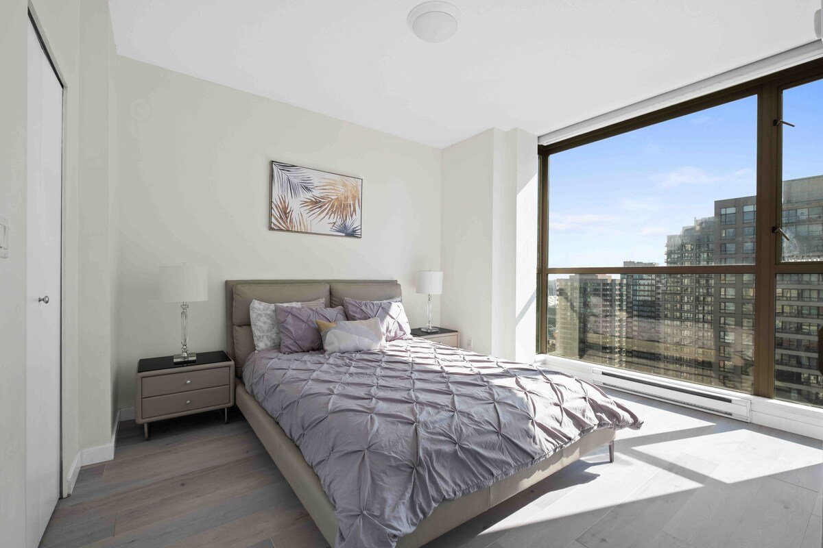 BEAUTIFUL CONDO HEART OF DOWNTOWN +free parking gallery image 4