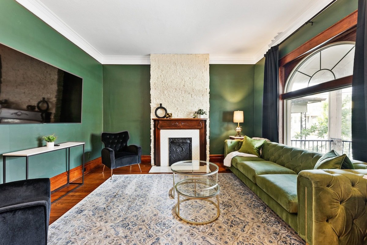 Gorgeous 5BR/10Bed | Large Private Outdoor Space! gallery image 3