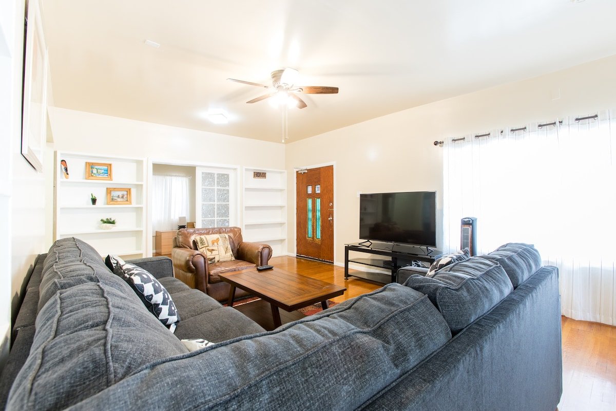 Comfortable Two Story House for Group Stay gallery image 4