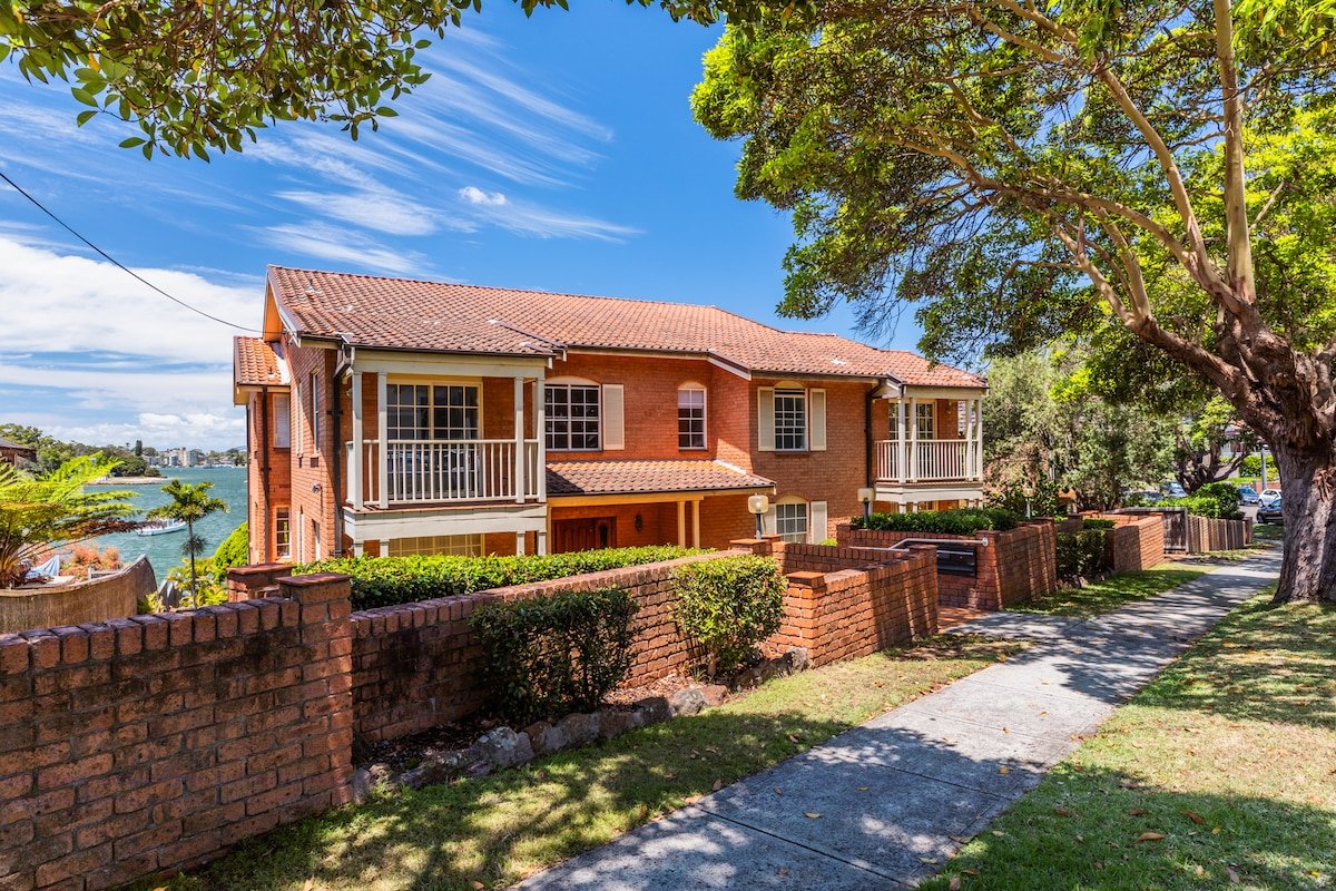 Stunning waterfront pl with swimpool &harbour view gallery image 3