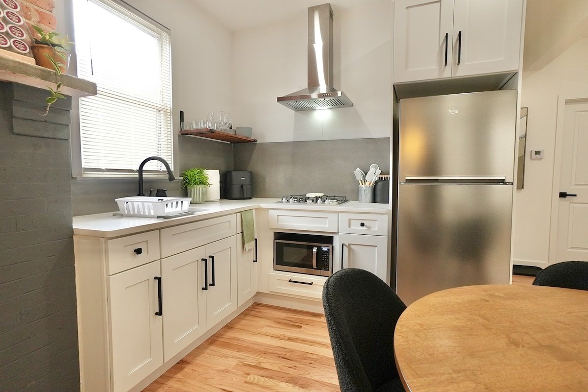 5 Bedrooms 2bath, w/ Parking by EWR American Dream gallery image 5