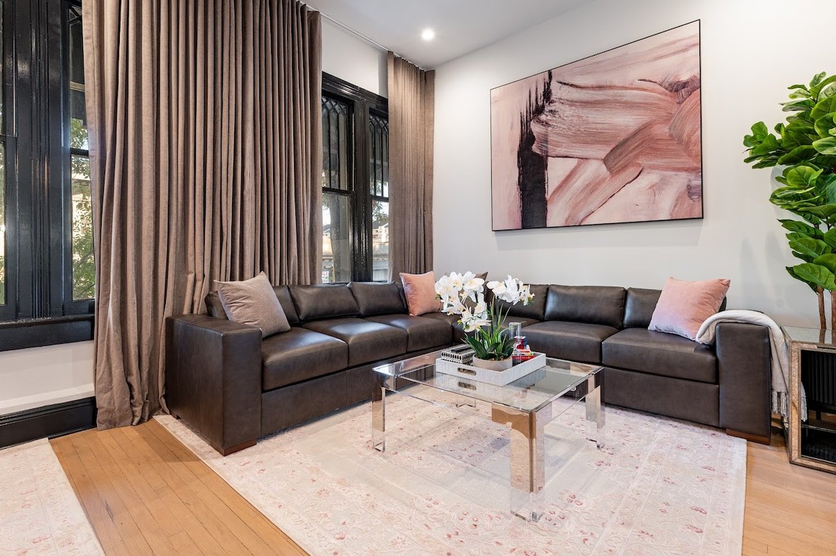 The Krewe 5BR Perfect Location Heated Pool gallery image 4