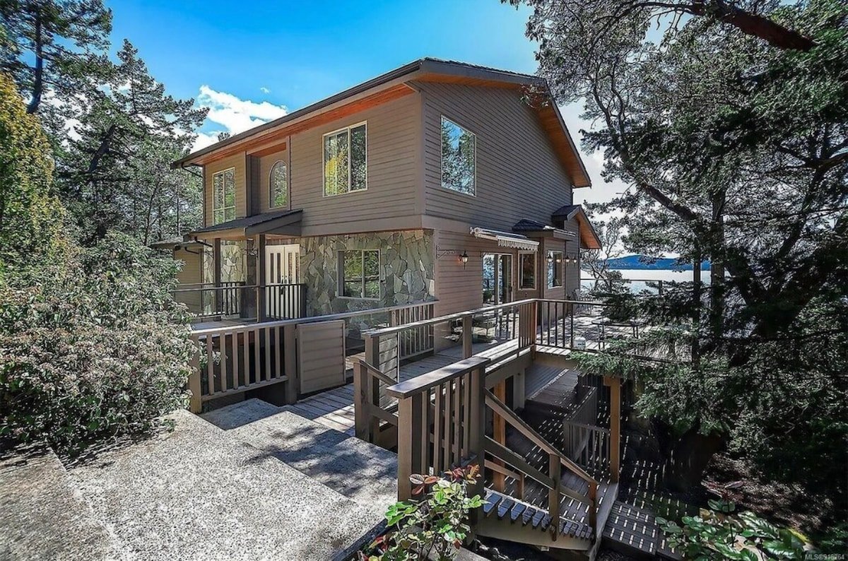 SaliHaven: Oceanfront 4Bedrooms 5Beds 3.5Bath gallery image 2