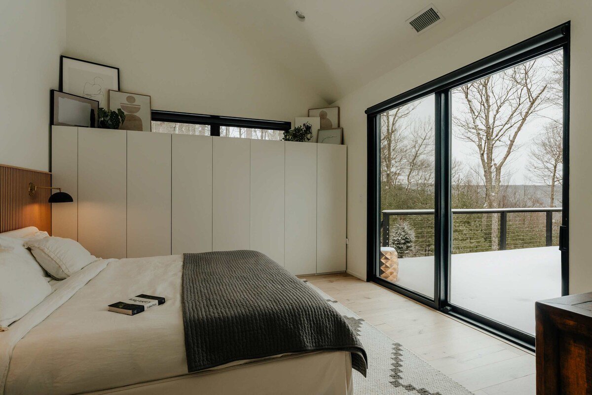 Aigle Noir: Stunning Cabin w/ Delaware River Views gallery image 3