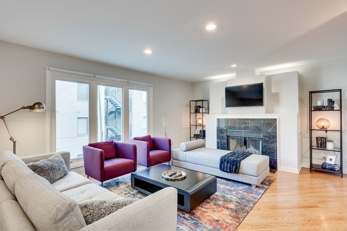 Upscale 4-Bedroom Townhouse w/Garage – LOCATION gallery image 3