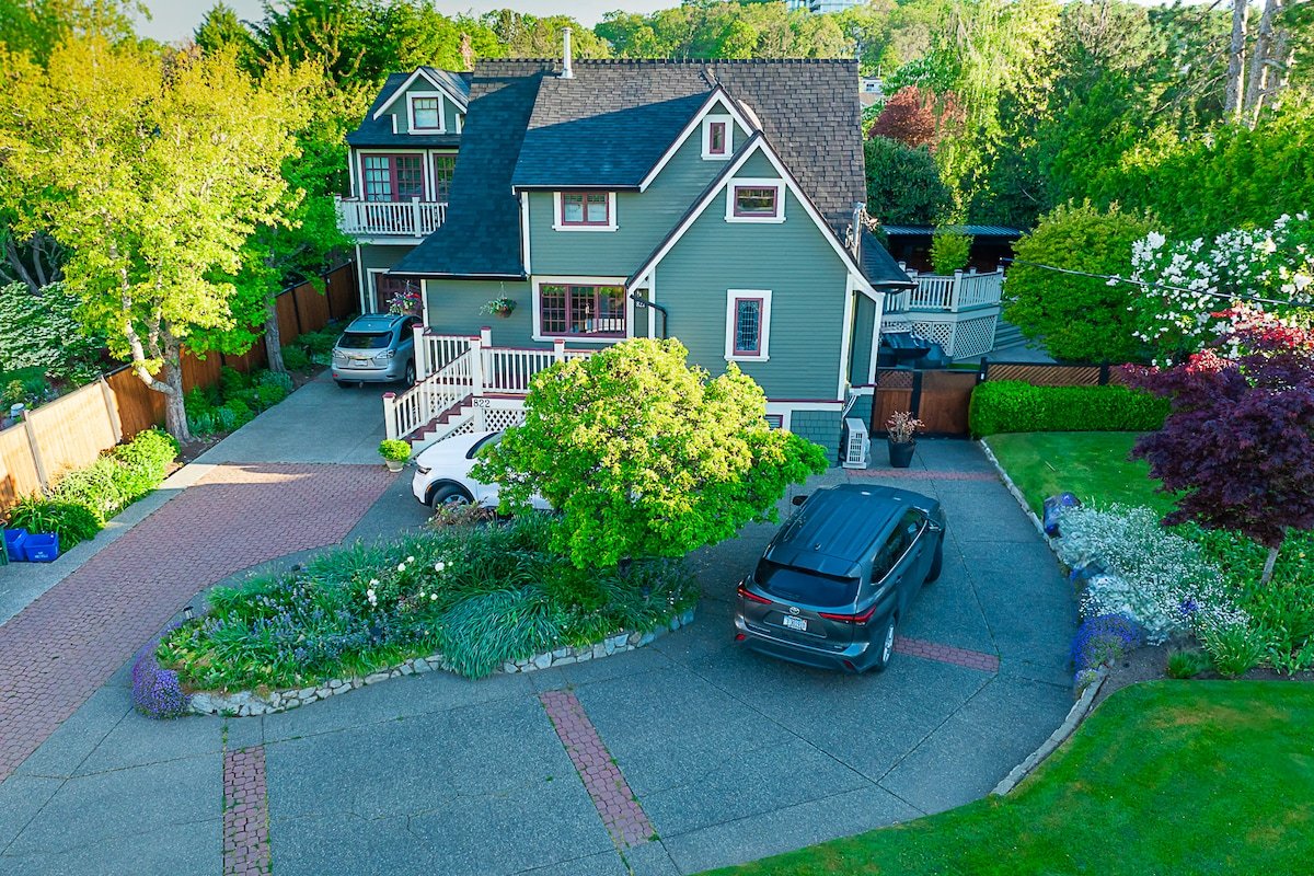 Character Stay across Swan Lake Nature Sanctuary gallery image 3