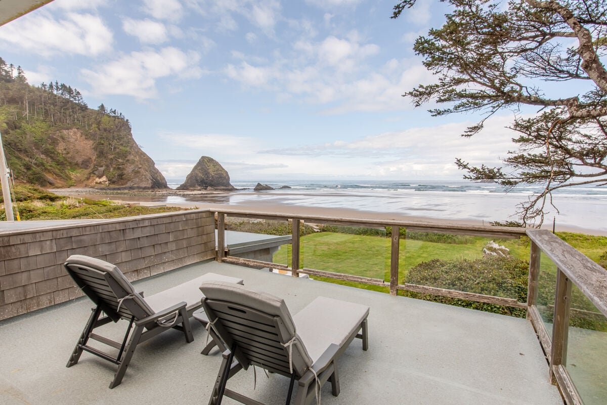 Beachfront Pet-Friendly 3BR/2BA Decks Fireplace