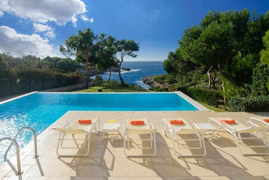 House with direct access to the sea, pool and wifi gallery image 3