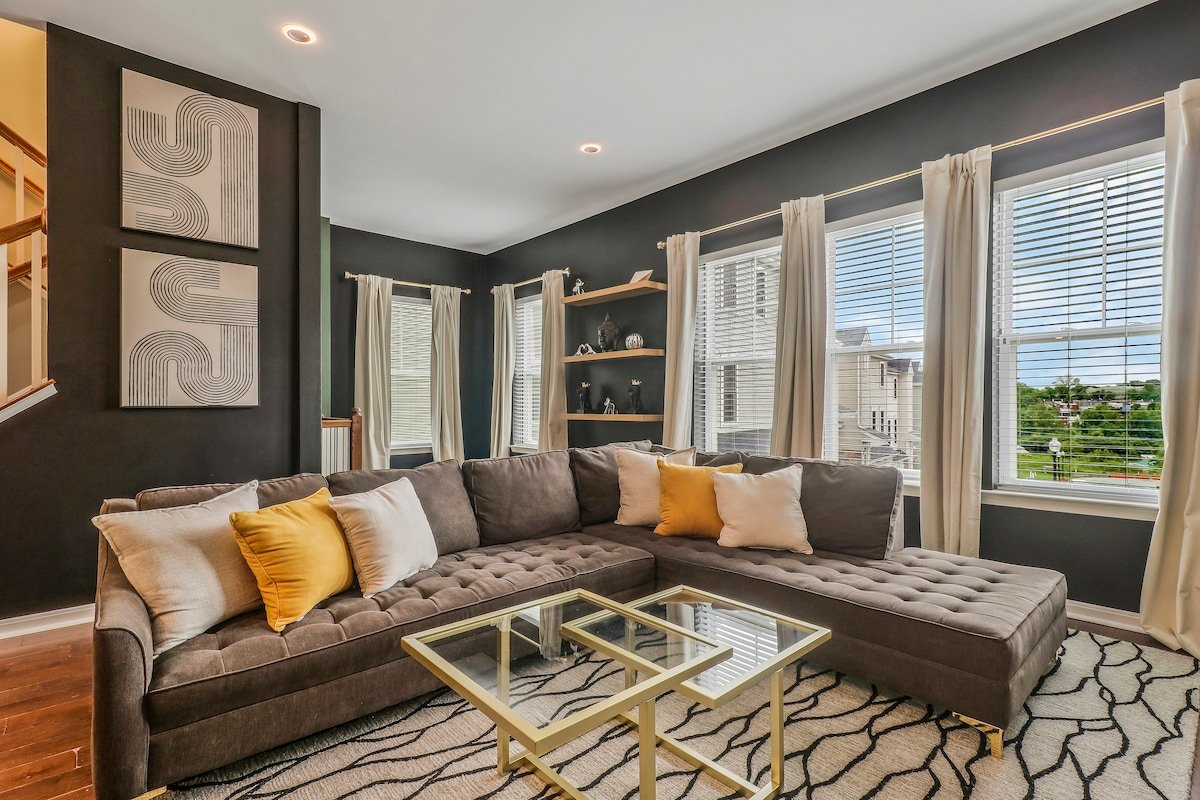“Chic” DC Townhome w/ Parking gallery image 4