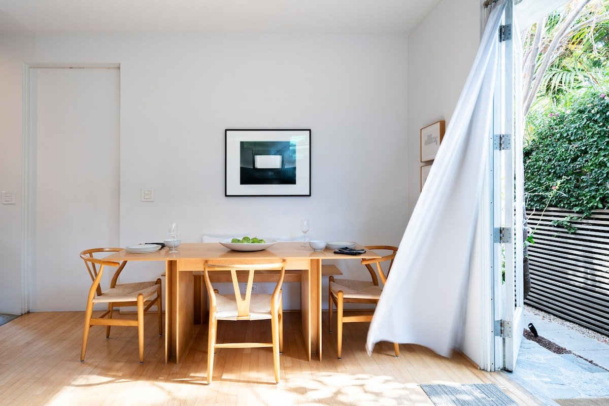 Ideal Modern Beach Home Away from Home gallery image 4