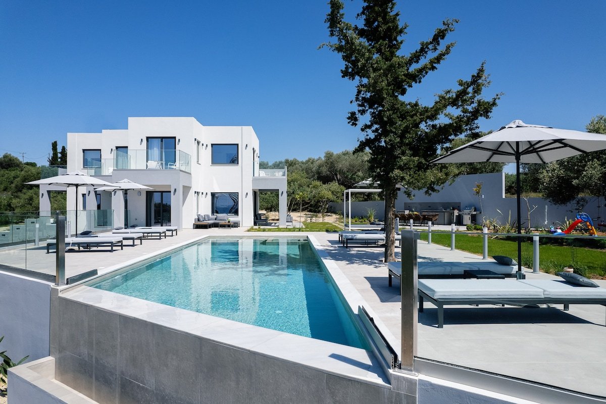 Style and Convenience near Rethymno beach and town gallery image 2